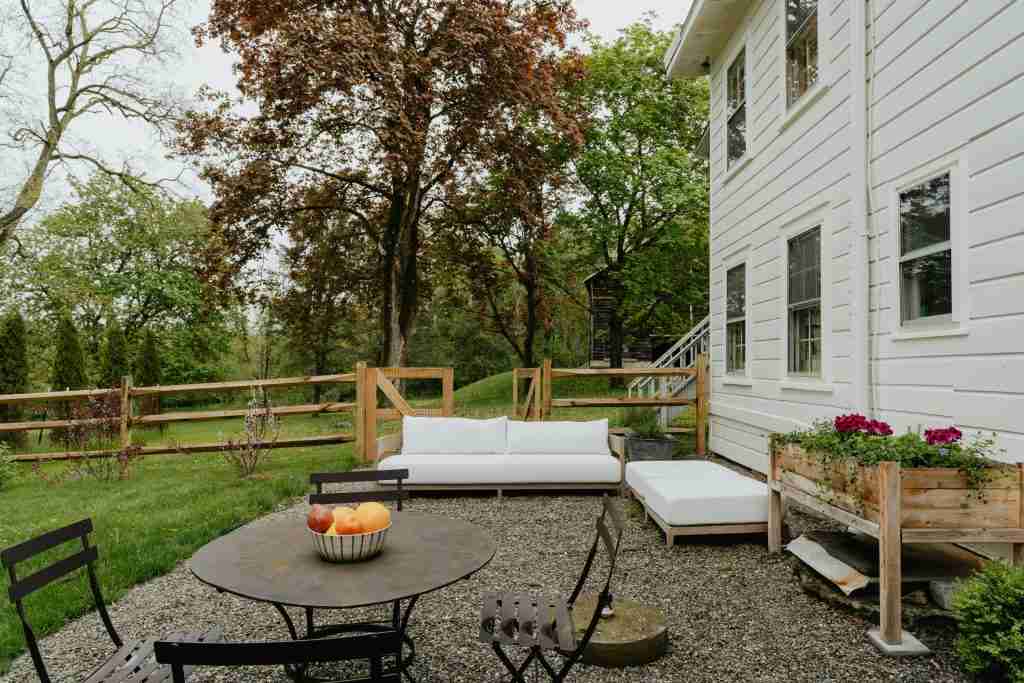 outdoor entertaining space