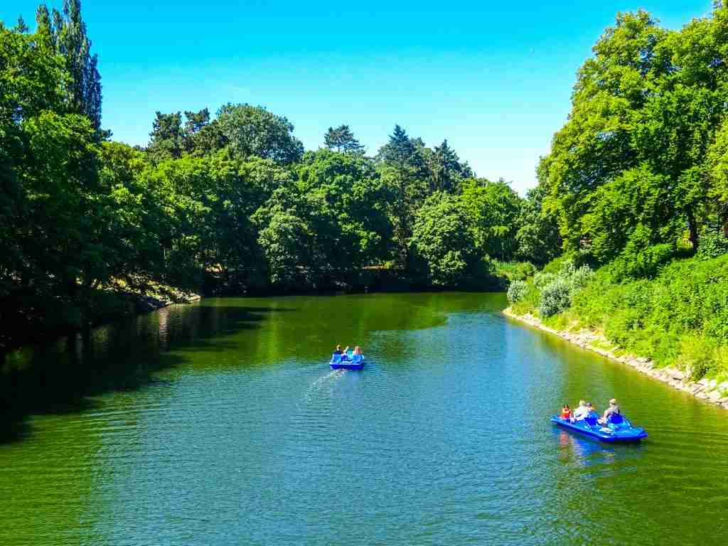 family boating day guide